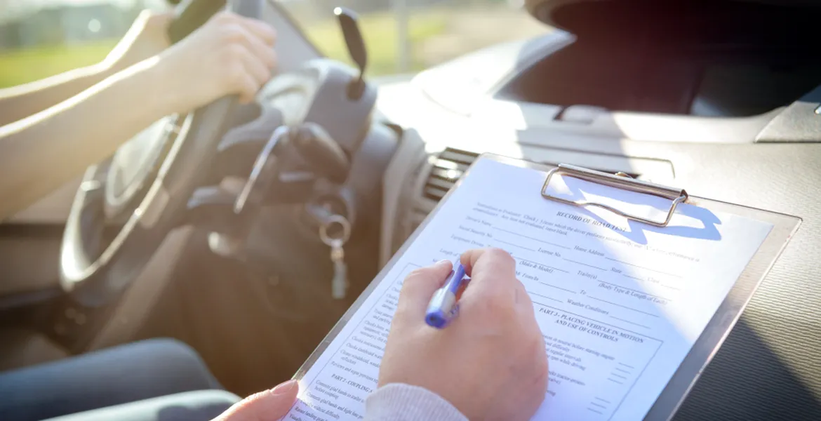 Se suspendă examenele pentru permisul de conducere în București. Un examinator este suspect de coronavirus