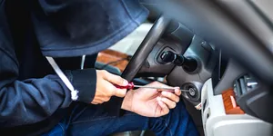 Doi hoți profesioniști de mașini, căutați internațional, prinși în România. Cum acționau fără să lase urme