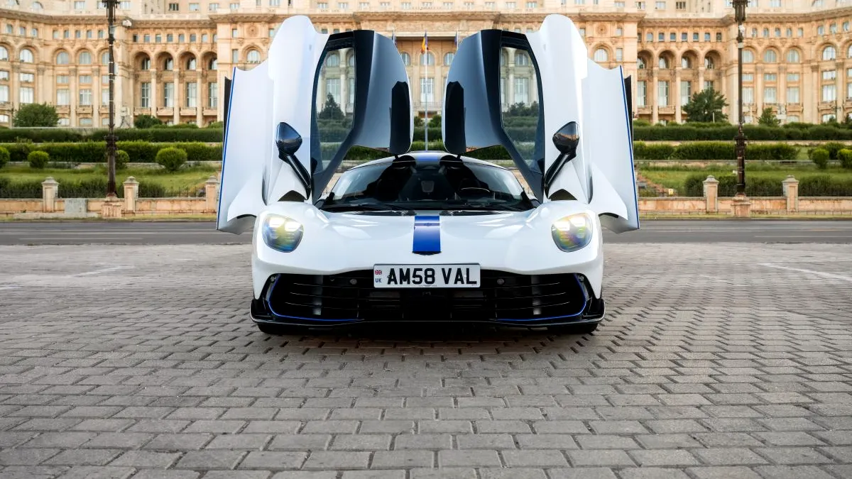 Versiunea decapotabilă a Aston Martin Valhalla va debuta spre finalul toamnei. Ce știm până acum?