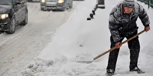 România, sub zăpadă: Drumuri și autostrăzi închise, trenuri blocate, zboruri anulate