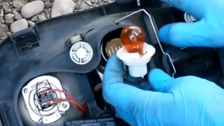 VIDEO - Cum schimbi becul de la semnalizarea din far la VW 