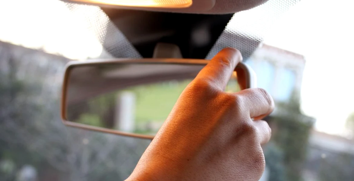 Ce păţeşti dacă pui brăduţi parfumaţi la oglinda retrovizoare a maşinii?