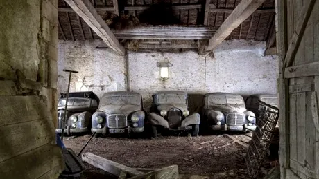 30 de mașini de colecție descoperite într-un hambar din Franța vor fi scoase la licitație (cu video)