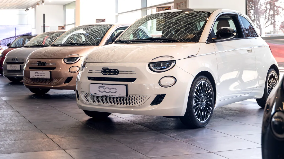 Fiat 500 Hybrid a fost lansat oficial în România. Modelul produs în Italia are un preț de pornire de 20.500 de euro