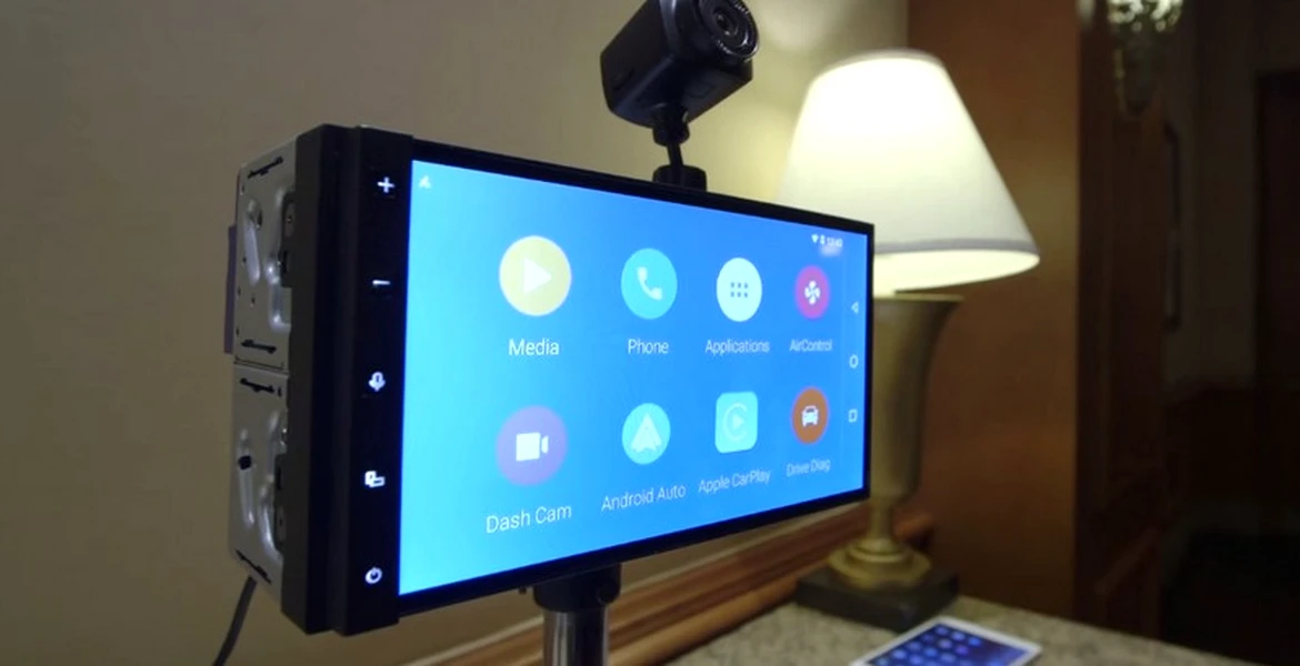 Parrot lansează un sistem multimedia aftermarket cu Android Auto şi Apple CarPlay