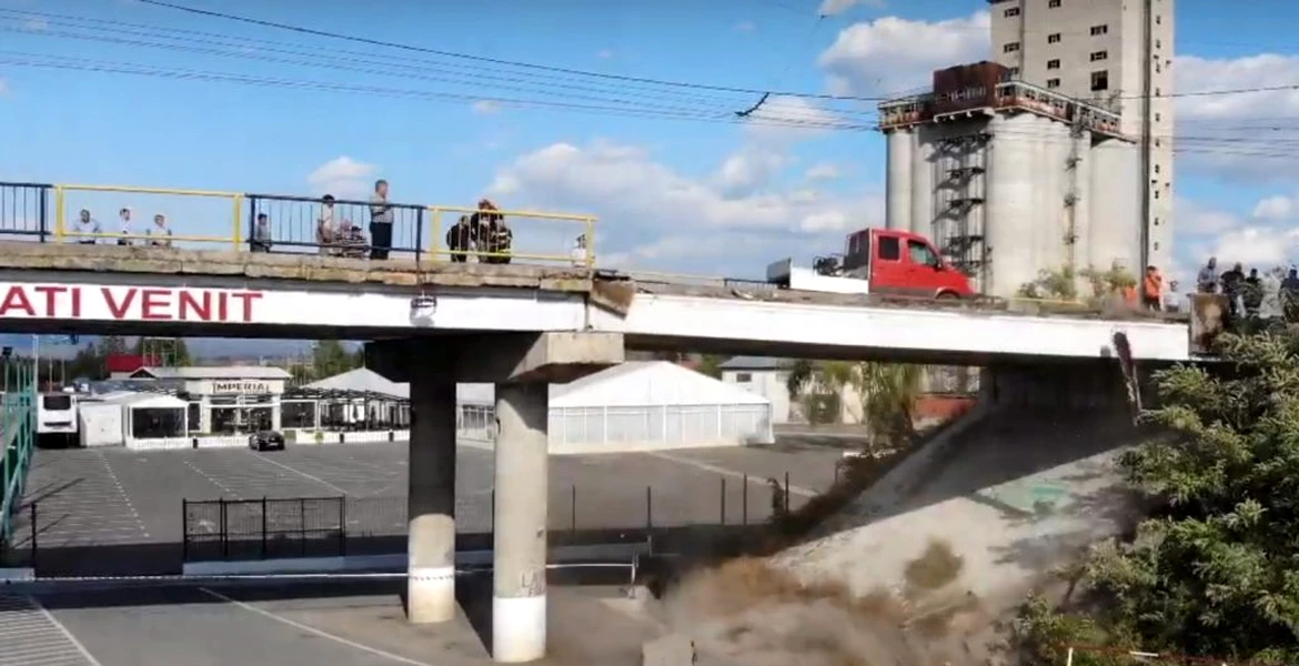 Intervenţie spectaculoasă: O pasarelă este demolată la Târgu Jiu – VIDEO