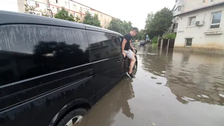 Inundații majore în întreaga țară: Drumuri blocate, străzi și pasaje acoperite de ape - VIDEO