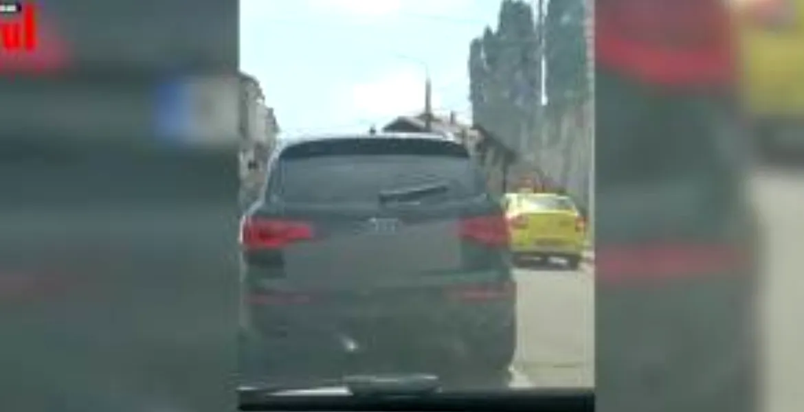 VIDEO – Un Audi blochează calea poliţiştilor şi a inspectorilor ANAF care urmăreau microbuze suspectate că transportă ţigări de contrabandă