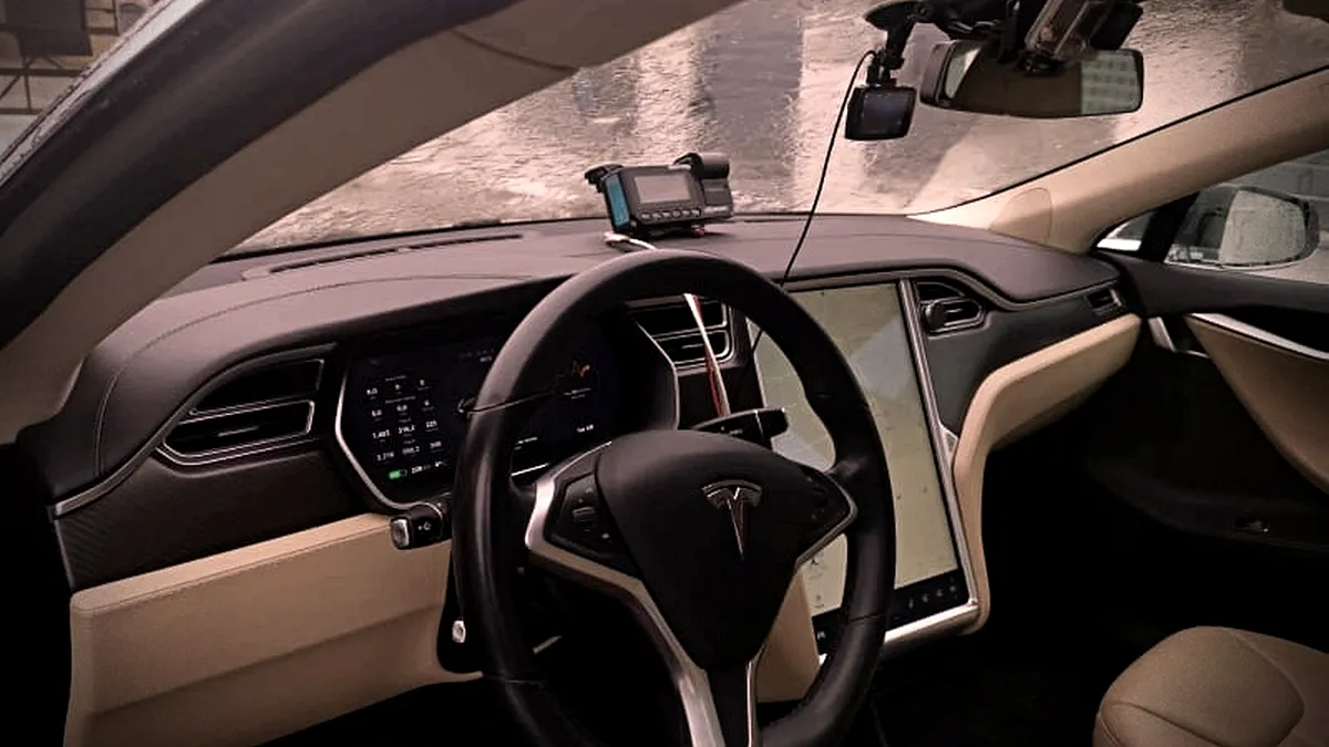 Prima Tesla transformată în taxi din România. Cât costă cursele cu celebra mașină electrică?