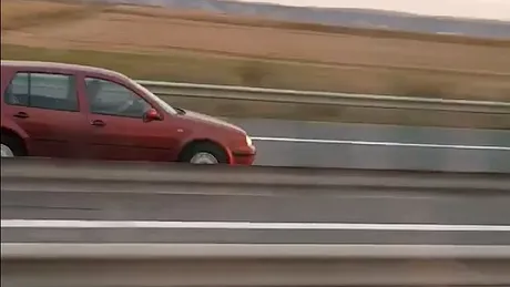 Maşină filmată în timp ce mergea pe contrasens pe autostrada Transilvania - VIDEO