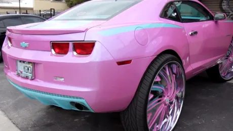 VIDEO: Tuning Chevrolet Camaro, de la muscle-car la maşina păpuşii Barbie