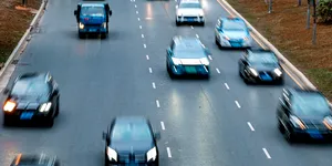 Șoferii care circulă singuri în mașină riscă o amendă usturătoare. De ce au introdus autoritățile aceste sancțiuni?