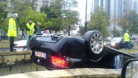 BMW Seria 5 răsturnat în Bucureşti