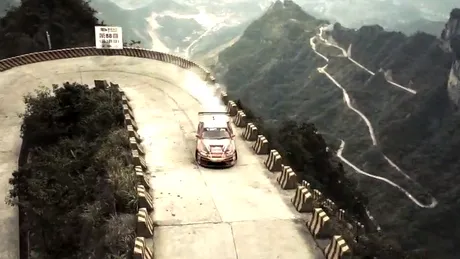 VIDEO: Duel în drifturi pe un munte din China