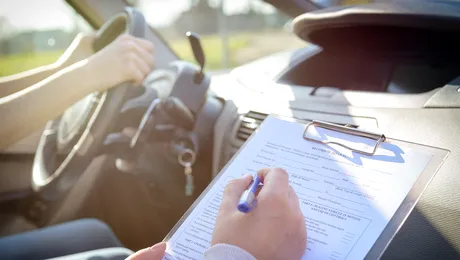 Un elev de la o școală de șoferi din Giurgiu a fost prins băut la volan, în timpul orei de practică. Sancțiunea primită de instructor