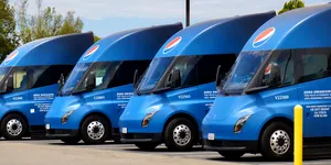 Livrările în masă pentru camionul Tesla Semi vor începe săptămâna aceasta, la patru ani după ce primele unități au fost livrate unor anumite companii