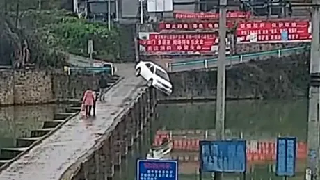 Un tânăr a căzut cu mașina în lac, după doar 10 minute de la obținerea permisului auto