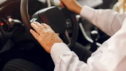 Un bărbat care conduce mașini de peste 70 de ani le-a spus polițiștilor britanici: „N-am avut niciodată permis de conducere”