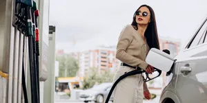 Șoferul român: Vineri bagă benzină de 125 de lei, sâmbătă spală mașina. Obiceiurile posesorilor de mașini, relevate de un nou studiu