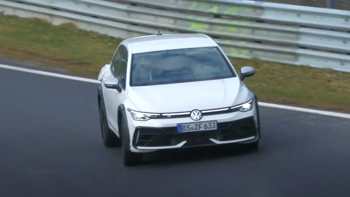 Volkswagen testează un prototip atipic pe Nurburgring. Să fie oare o nouă versiune pentru Golf?