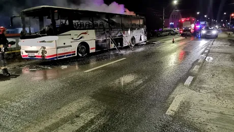 Un autocar cu 30 de pasageri a luat foc în Sibiu - VIDEO
