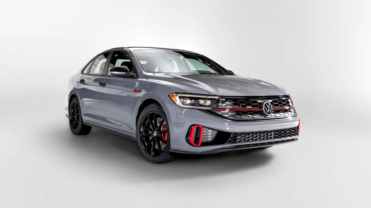 Ediție aniversară pentru VW Jetta GLI. „GTI-ul cu portbagaj” are un design agresiv și 228 CP - FOTO