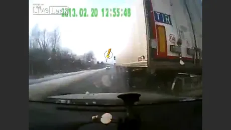 ACCIDENT: depăşire cu vizibilitate proastă, noroc cât carul. VIDEO