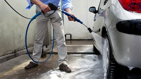 SONDAJ: Cât de des îşi spală românii maşinile. UPDATE