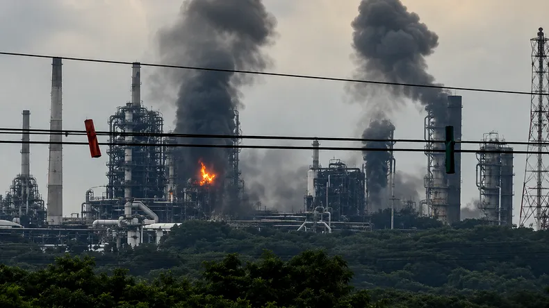 Ucraina a lovit cea mai mare rafinărie din Rusia. Gazpromneft Omsk, în flăcări după un atac cu drone