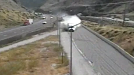 De ce sunt importanţi parapeţii de beton de pe marginea şoselelor - VIDEO
