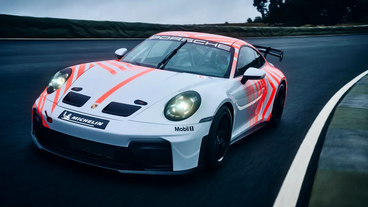 Porsche lansează 911 Challenge, modelul de curse bazat pe versiunea GT3. Motor de 515 cai putere și transmisie cu dublu ambreiaj și 7 rapoarte