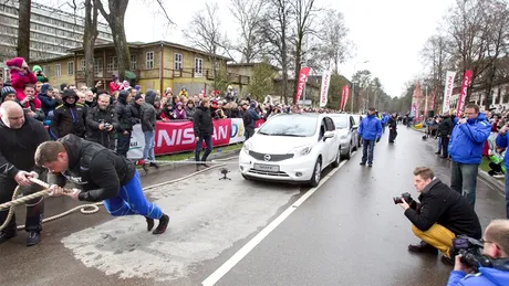 Record mondial: 12 Nissan Note trase de un singur om. VIDEO