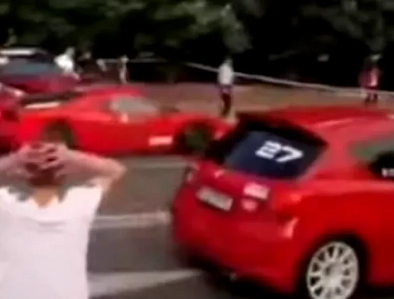 VIDEO: Momentul în care un Ferrari face accident în Ploiești