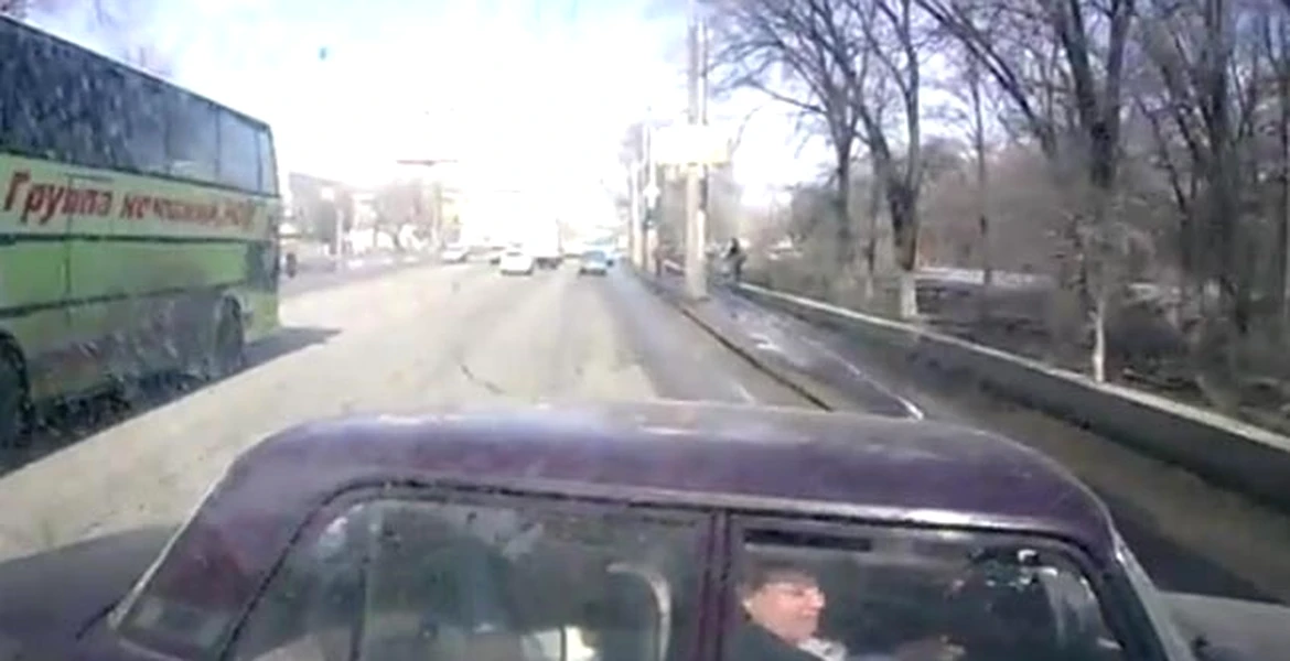 Şoferii ruşi neatenţi o păţesc – microbuzele nu-i iartă!