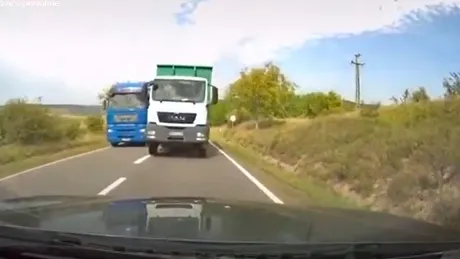 Depășirea care șochează România. S-a trezit față-n față cu un camion