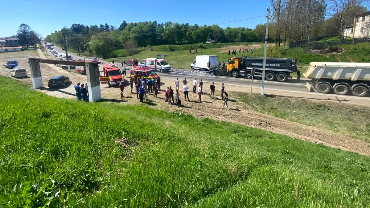 Un autoturism a fost strivit între două camioane - FOTO