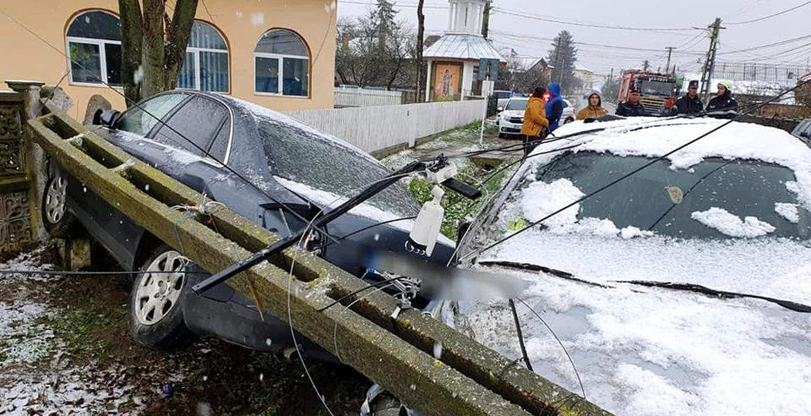 Accident spectaculos. O mașină a derapat și dărâmat un stâlp în Dâmbovița