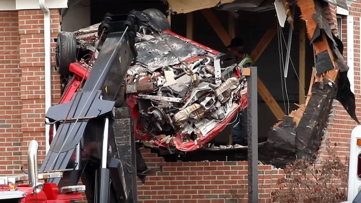 Unde poate duce viteza excesivă? Un Porsche s-a izbit în fațada unei clădiri - VIDEO