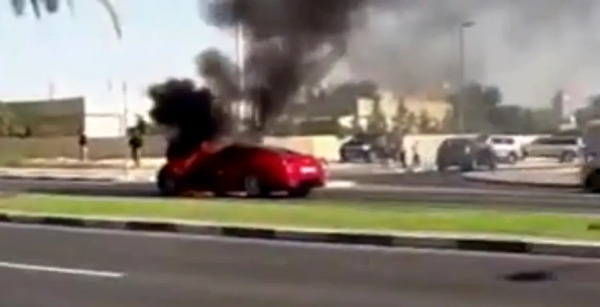 VIDEO: Ferrari în flăcări, pe o şosea din Dubai