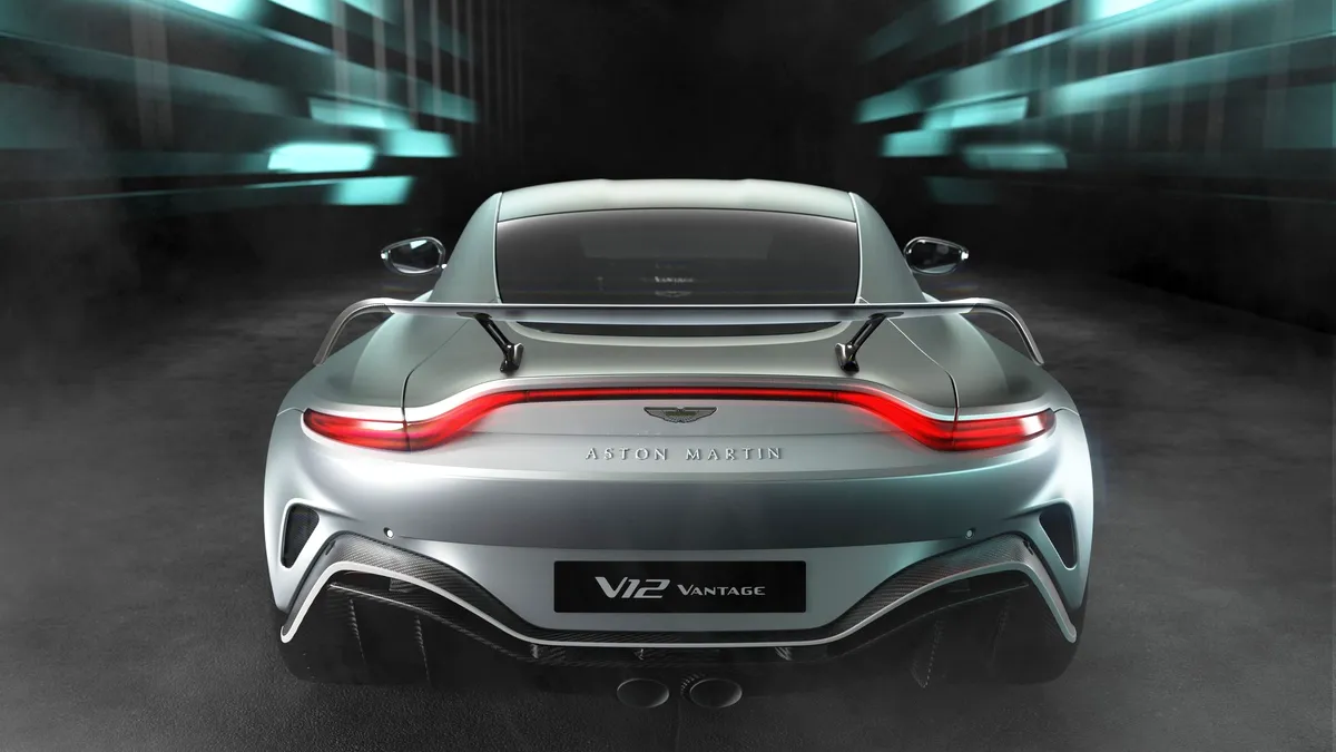 Aston Martin prezintă noul Vantage V12. Aceasta este ultima iterație și va fi produsă în doar 333 de exemplare