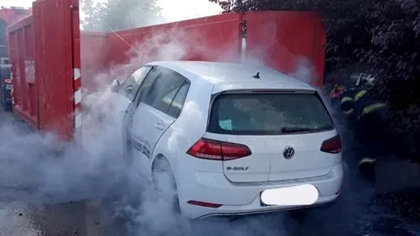 VIDEO | Prima intervenție a pompierilor din România la stingerea unei mașini electrice