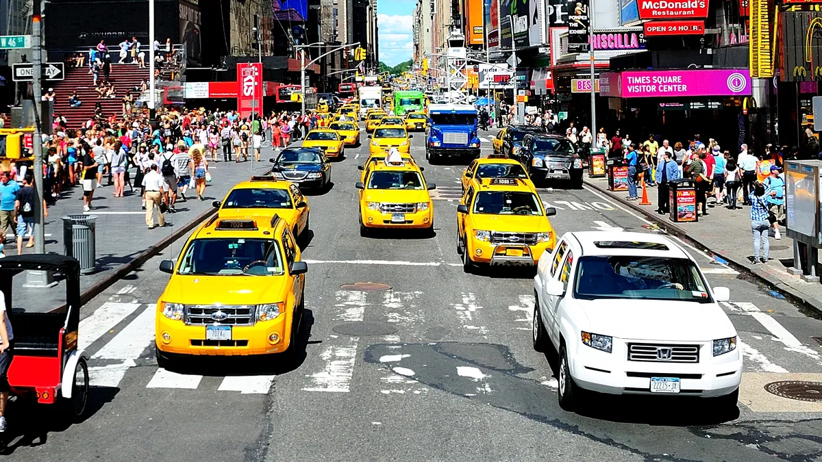 Statele Unite se laudă cu cel mai mic preţ la combustibil din ultimii patru ani