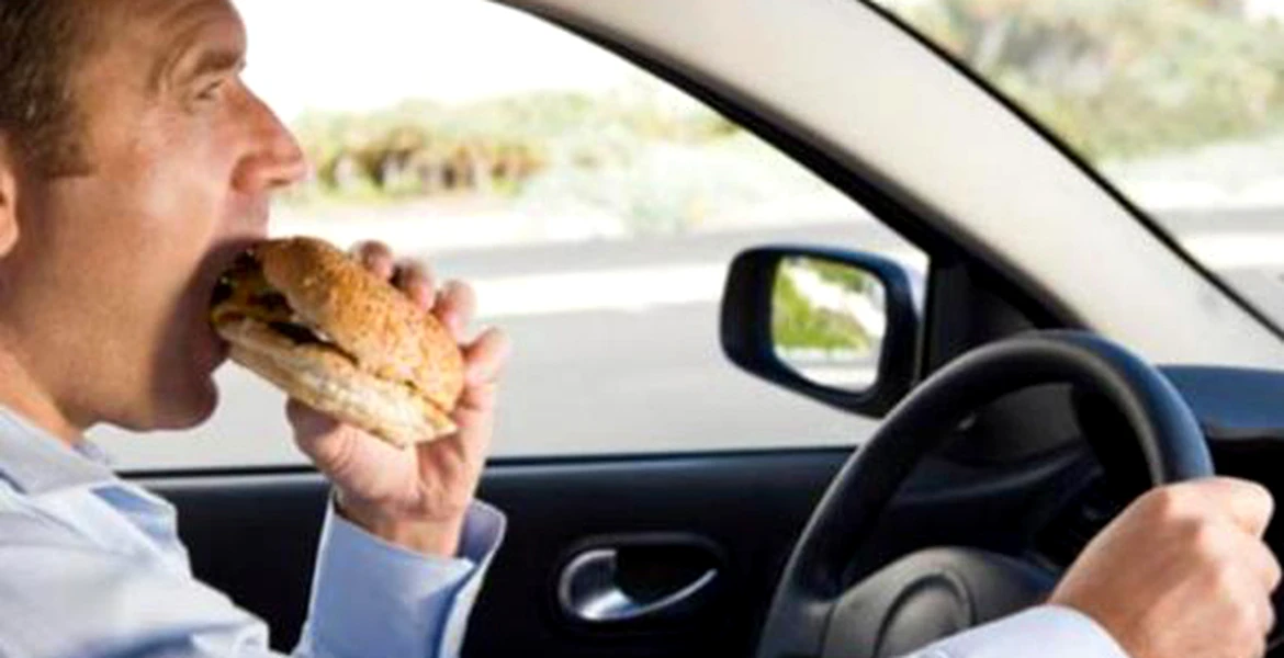 Au voie şoferii să mănânce în timp ce conduc? Iată ce spune legea