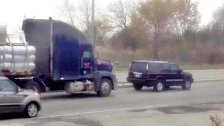 Un Jeep Commander tractând un TIR încărcat? Only in America [VIDEO]