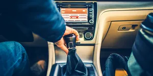 De ce se strică ambreiajul când stai la semafor? Are legătură cu pedala din stânga și schimbătorul de viteze