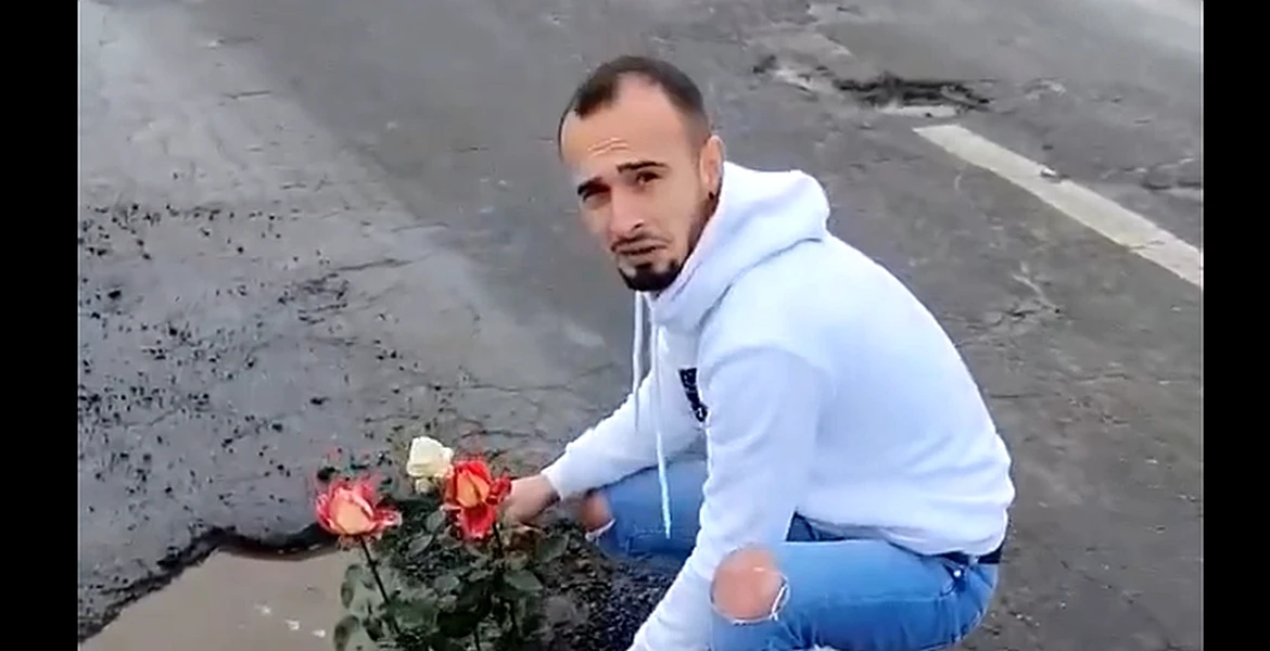 Doi tineri au plantat trandafiri în gropile de pe un drum național din județul Vrancea – VIDEO