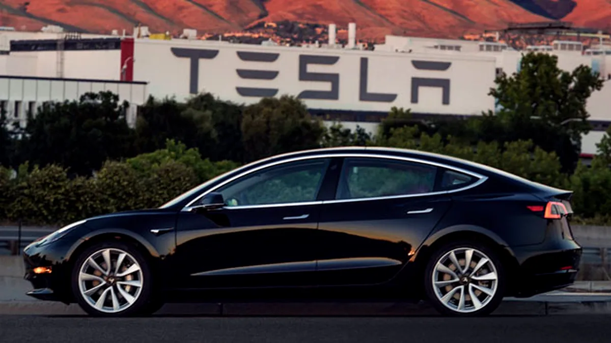 Prima maşină Tesla Model 3 a ieşit de pe porţile fabricii. Cine este primul posesor al cele mai accesibile Tesla -  VIDEO