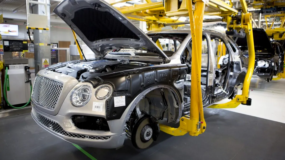 Producătorii auto de lux sunt primii afectați de criză. Concedieri la Bentley și Aston Martin