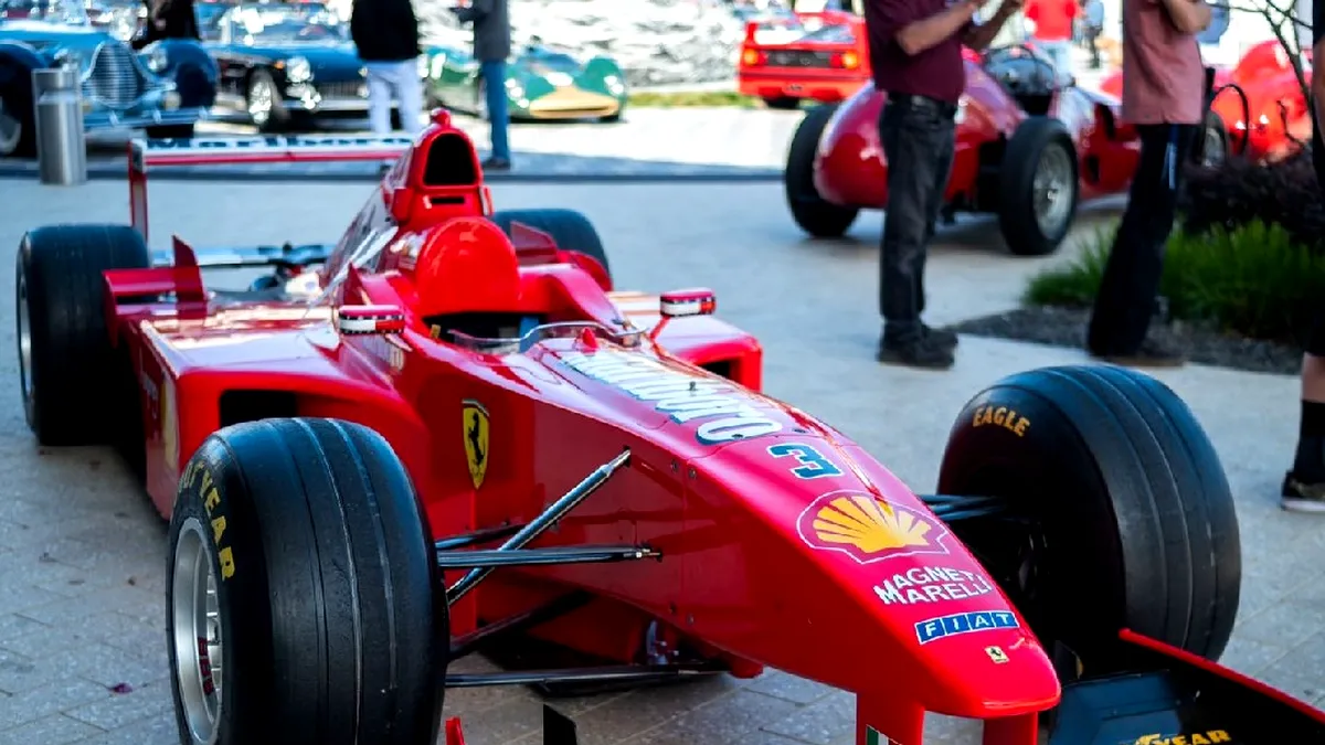 Un Ferrari cu care Schumacher a câștigat toate cursele din 1998 a fost vândut la licitație
