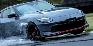 <span class='prepend'>Foto |</span> Nissan lansează un facelift pentru Fairlady Z, cu actualizări ale tehnologiei și șasiului. Versiunea Nismo primește și transmisie manuală